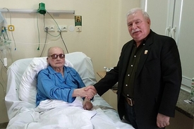 Lech Wałęsa a Wojciech Jaruzelski. Podle listu Fakt historická fotografie.
