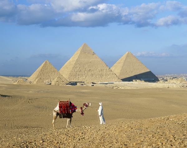 Jízda na velbloudu pod pyramidami, oblíbená atrakce pro turisty v Egyptě. Jízda na velbloudu pod pyramidami, oblíbená atrakce pro turisty v Egyptě.