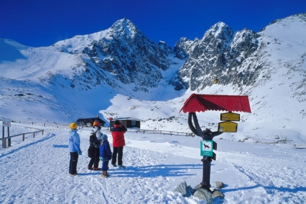 Na Slovensko se vracejí turisti. Tradičně nejvíce táhnou Vysoké Tatry. Pohled na Lomnický štít.