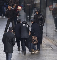 Zvlášť neodbytné zákazníky si odvedla policie.