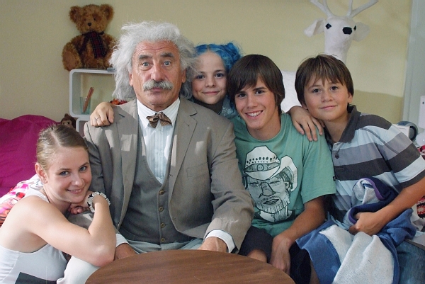 Pavel Zdeníček jako duch Alberta Einsteina v seriálu Špačkovi v síti času. Pavel Zdeníček jako duch Alberta Einsteina v seriálu Špačkovi v síti času.