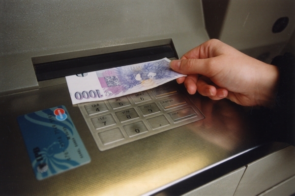 Jedním z nejvýnosnějších poplatků je výběr z bankomatů.