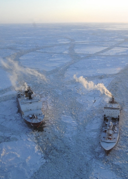 Ruský tanker se s pomocí ledoborce probíjí k zamrzlému pobřežnímu městu Nome, aby tam dopravil palivo.
