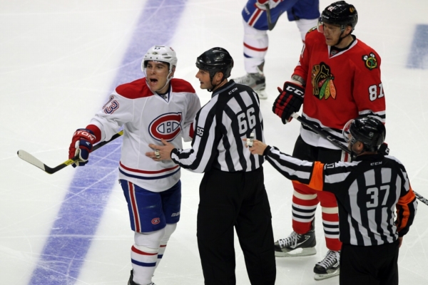 Mike Cammalleri přestoupil z Montrealu během zápasu. Mike Cammalleri přestoupil z Montrealu během zápasu.