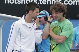 Rafael Nadal (vpravo) s Novakem Djokovičem na exhibici před Australian Open.