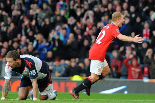Paul Scholes se raduje z gólu proti Boltonu. Paul Scholes se raduje z gólu proti Boltonu.