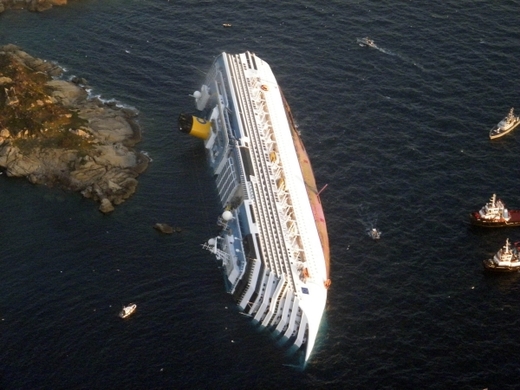 Ztroskotaná Costa Concordia. Ztroskotaná Costa Concordia.