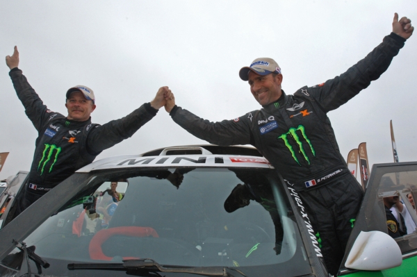 Francouz Stéphane Peterhansel (vpravo) slaví svůj desátý triumf na Rallye Dakar.