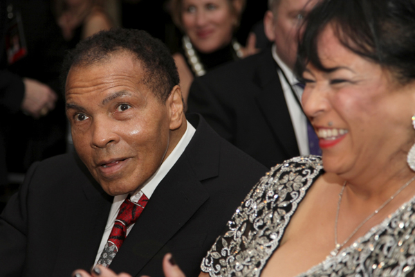 Muhammad Ali zdraví hosty na oslavě svých sedmdesátin.