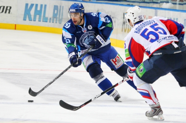Zbyněk Irgl (vlevo) v dresu Dinama Minsk.