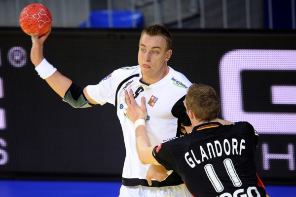 Filip Jícha (vlevo) svým výkonem opět táhl českou reprezentaci. Filip Jícha (vlevo) svým výkonem opět táhl českou reprezentaci.