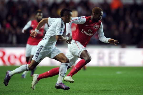 Johan Djourou z Arsenalu (vpravo) v souboji se Scottem Sinclairem ze Swansea. Johan Djourou z Arsenalu (vpravo) v souboji se Scottem Sinclairem ze Swansea.