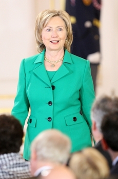 Clintonová si občas vezme hodně nevzhledný kostýmek.