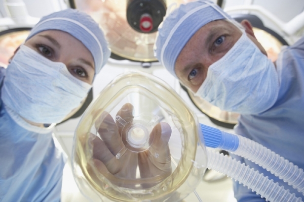 Lékaři od strachu z narkózy odrazují. Stále ale nevědí, jak přesně v těle funguje.