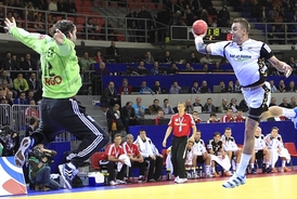 Filip Jícha (vpravo) v zápase s Německem.