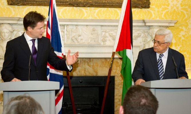 Nick Clegg na tiskové konferenci s palestinským prezidentem Mahmúdem Abbásem.