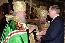 Ruský patriarcha (vlevo) a Putin (2006).