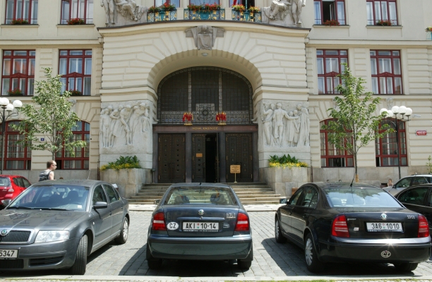 Kotrouš nesl část úplatku někomu na pražský magistrát.