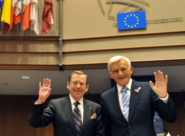 Jerzy Buzek byl předsedou EP i v době 20. výročí pádu železné opony, kdy do Bruselu zavítal na oslavy i exprezident Václav Havel. Buzek pochází ze starého rodu polských evangelíků původem z českých zemí.
