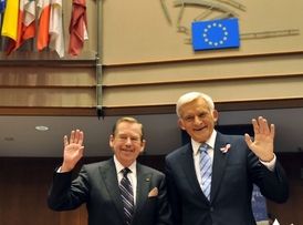 Jerzy Buzek byl předsedou EP i v době 20. výročí pádu železné opony, kdy do Bruselu zavítal na oslavy i exprezident Václav Havel. Buzek pochází ze starého rodu polských evangelíků původem z českých zemí.