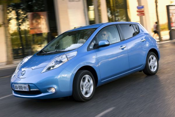 Elektromobily už jsou v prodeji, jako například Nissan Leaf, který byl loni vyhlášen evropským autem roku.