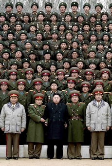 Podle Kim Čong-nama je jeho nezkušený, ani ne třicetiletý bratr Kim Čong-un (uprostřed) pouhou loutkou využívanou vládnoucí elitou k udržení moci.