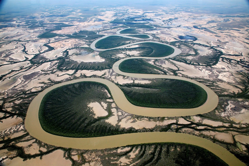 Jedinečný záběr klikatící se řeky v oblasti Millar Creek. 