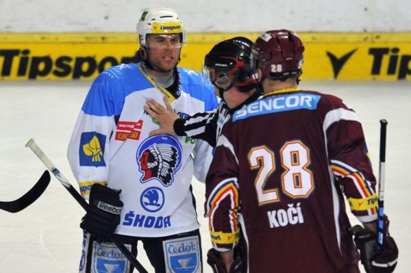 Radek Duda (vlevo) při výměně názorů s Davidem Kočím. Radek Duda (vlevo) při výměně názorů s Davidem Kočím.