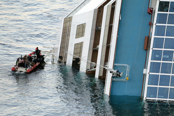 Kapitán výletní lodi Costa Concordia, jehož manévr údajně zapříčinil ztroskotání plavidla, prý "řídil loď jako ferrari". Kapitán výletní lodi Costa Concordia, jehož manévr údajně zapříčinil ztroskotání plavidla, prý "řídil loď jako ferrari".