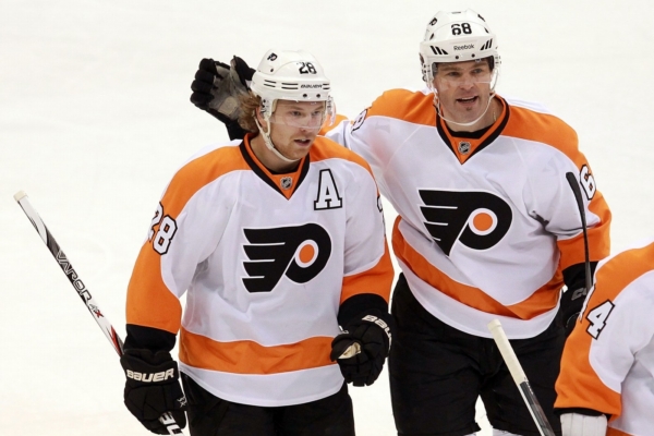 Claude Giroux (vlevo) a Jaromír Jágr - kamarádi z útoku Flyers. Claude Giroux (vlevo) a Jaromír Jágr - kamarádi z útoku Flyers.