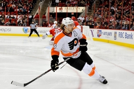 Forvard Philadelphie Claude Giroux má ke spokojenosti nyní daleko.