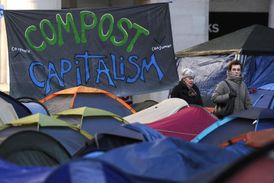 Účastníci protestu táboří u slavné katedrály z 18. století už od poloviny října.