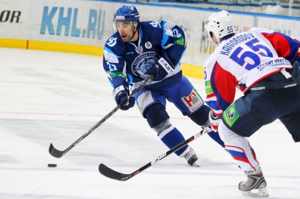 Zbyněk Irgl (vlevo) v dresu Dinama Minsk. Zbyněk Irgl (vlevo) v dresu Dinama Minsk.
