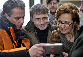 Režisér Filip Renč, Jiří Dvořák a Simona Stašová při natáčení snímku Krutá nevěra.