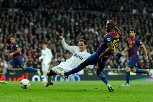 Bracelonský Eric Abidal (vpravo) právě střílí gól do sítě Realu Madrid. Bracelonský Eric Abidal (vpravo) právě střílí gól do sítě Realu Madrid.