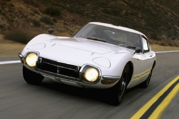 Toyota 2000 GT, kterou museli konstruktéři pro bondovku speciálně upravit.