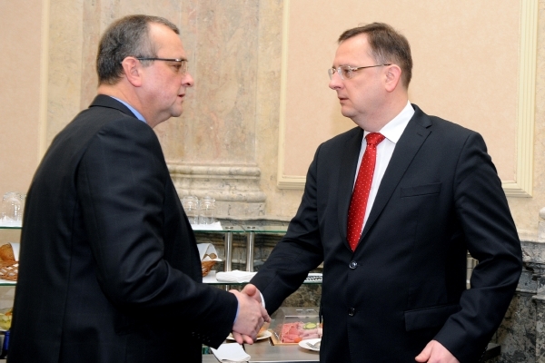 Premiéra Petr Nečas (vpravo) a ministr financí Miroslav Kalousek si zašpičkovali. Premiéra Petr Nečas (vpravo) a ministr financí Miroslav Kalousek si zašpičkovali.