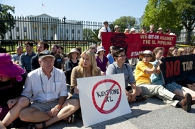 Citlivé téma rozděluje Ameriku. Na snímku americká herečka Daryl Hannah (uprostřed) při demonstraci před Bílým domem ve Washingtonu.