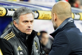 Trenér Realu José Mourinho (vpravo) s koučem Barcelony Pepem Guardiolou.