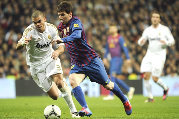Obránce Realu Pepe (vlevo) s oporou Barcelony Lionelem Messim. Obránce Realu Pepe (vlevo) s oporou Barcelony Lionelem Messim.