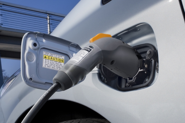 Počet stojanů pro dobíjení akumulátorů elektromobilů v Česku stoupá.