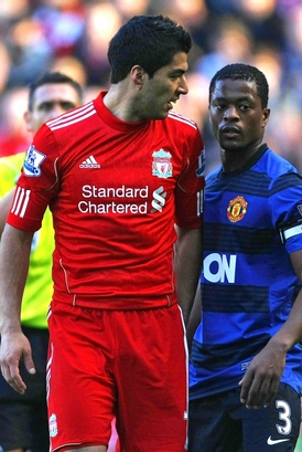 Útočník Liverpoolu Luis Suárez (vlevo) s obráncem Manchesteru United Patricem Evrou.