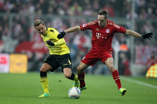 Mario Götze z Dormundu (vlevo) a mnichovský Franck Ribéry. Mario Götze z Dormundu (vlevo) a mnichovský Franck Ribéry.