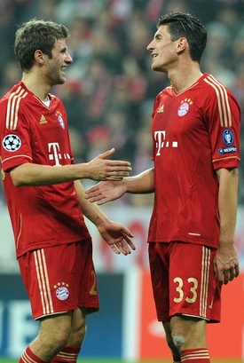 Hráči Bayernu Thomas Müller (vlevo) a Mario Gómez.