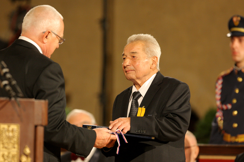 Prezident Václav Klaus v říjnu 2011 předal Jiřímu Raškovi vysoké státní vyznamenání. (Foto: Lucie Pařízková)