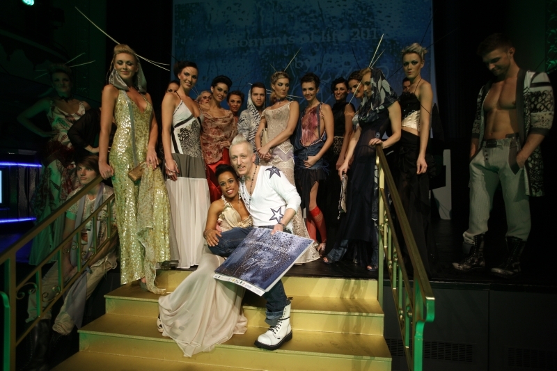Josef Klír s kalendářem a modelkami.