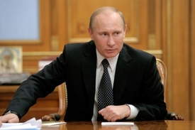 Vladimir Putin bude opět zvolen prezidentem Ruska. Jeho pozice ale má postupně slábnout.