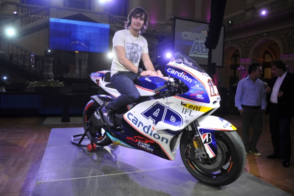 Karel Abraham při představování nového motocyklu. Karel Abraham při představování nového motocyklu.