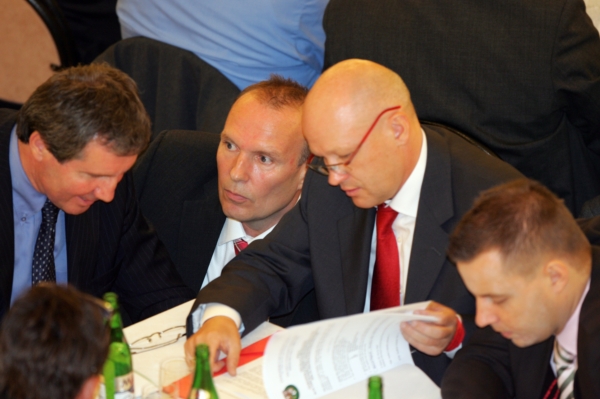 Místopředseda FAČR Dalibor Kučera (druhý zleva) byl policií obviněn z korupce. Místopředseda FAČR Dalibor Kučera (druhý zleva) byl policií obviněn z korupce.