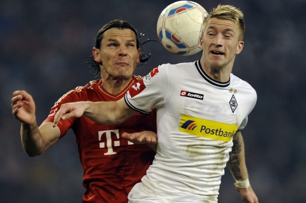 Daniel Van Buyten z Bayernu Mnichov (vlevo) v souboji s Marco Reusem z Mönchengladbachu. Daniel Van Buyten z Bayernu Mnichov (vlevo) v souboji s Marco Reusem z Mönchengladbachu.